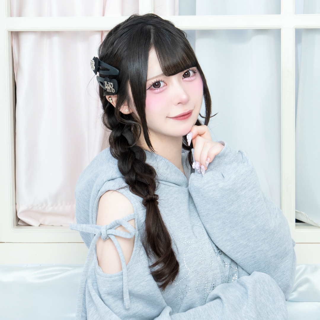 さり気ない肩開きデザインがかわいい💘