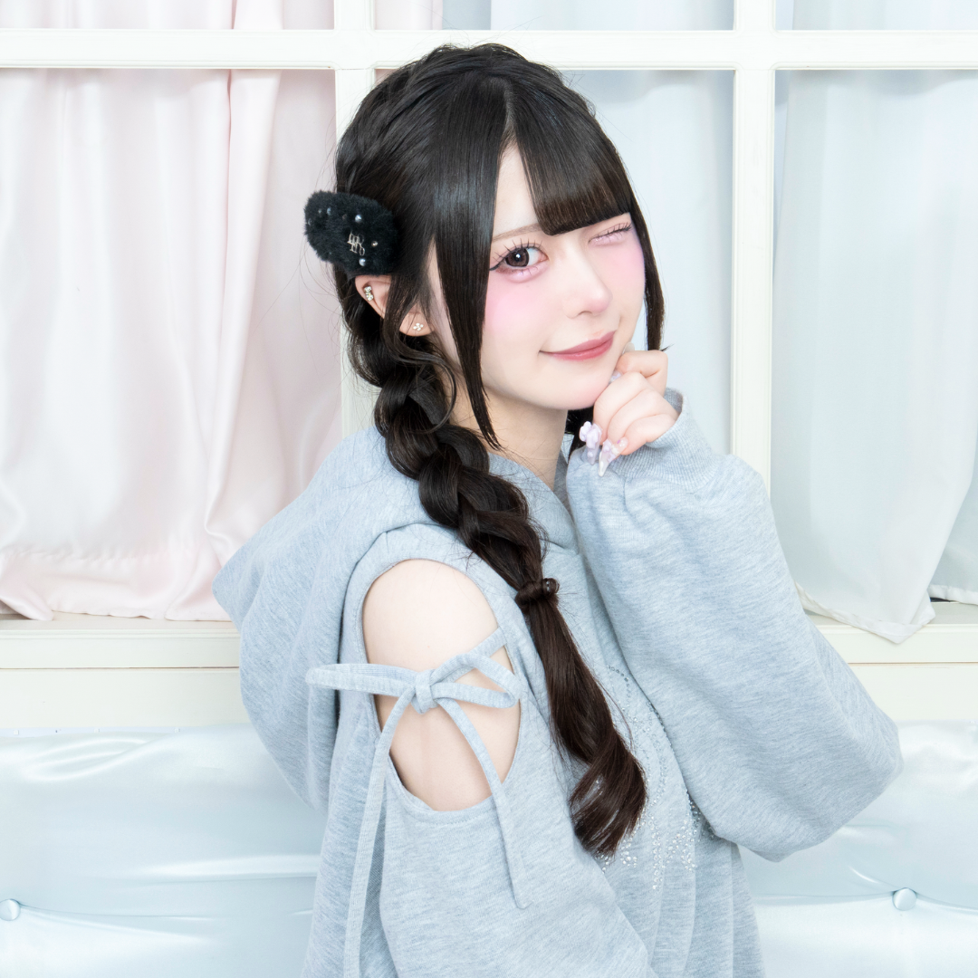 さり気ない肩開きデザインがかわいい💘
