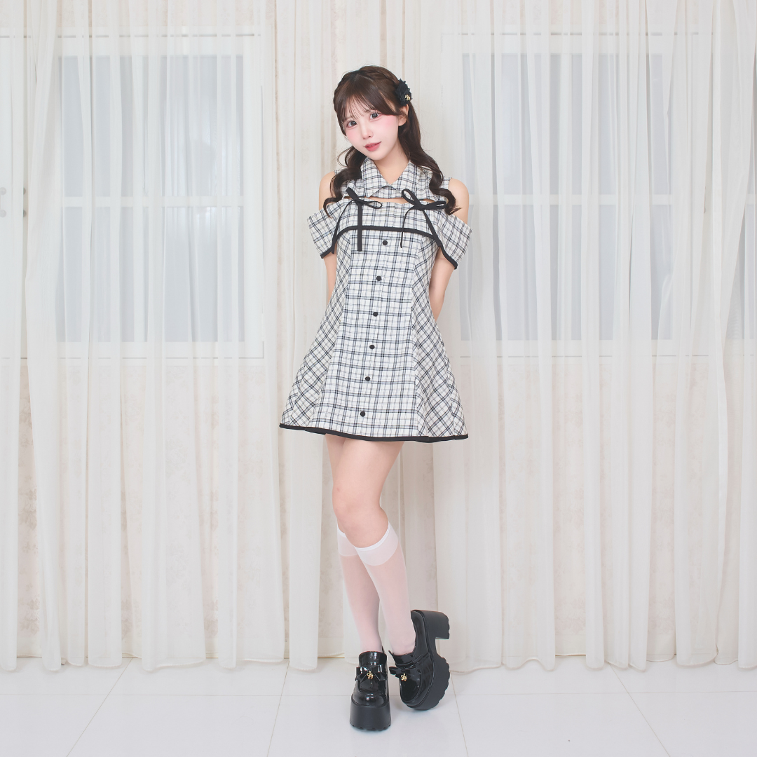 《LAFARY closet》デコルテ開きフレアワンピース