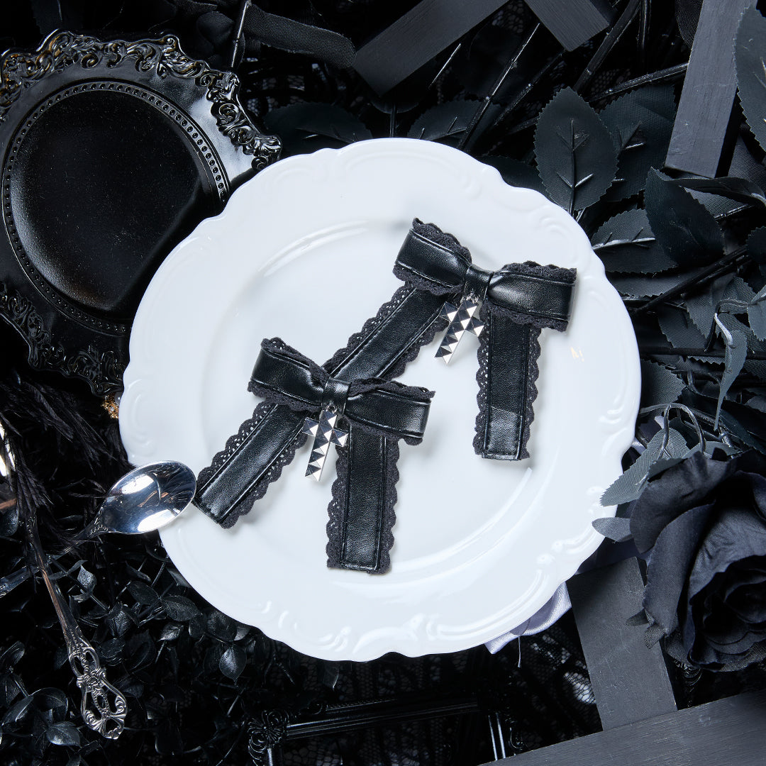 《mine》スタッズクロススリムレザーリボン
