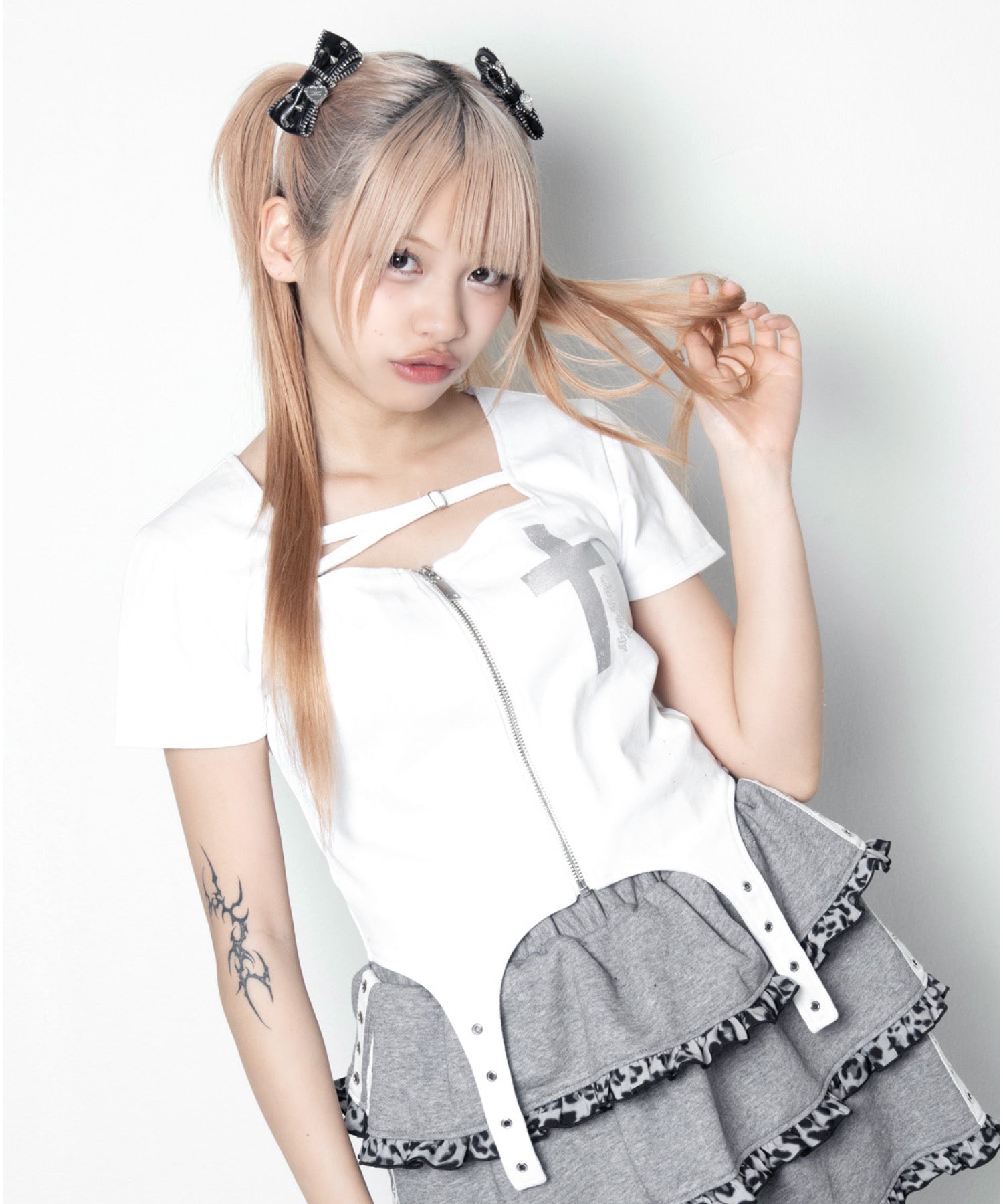 【LAZY SLAY】ストラップジップトップス