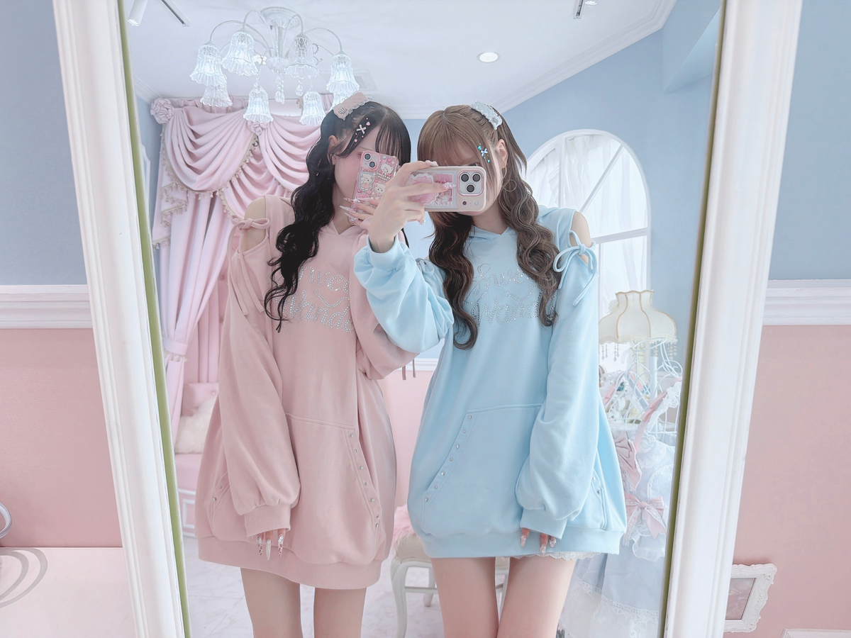 《LAFARY closet》ラインストーンロゴパーカー