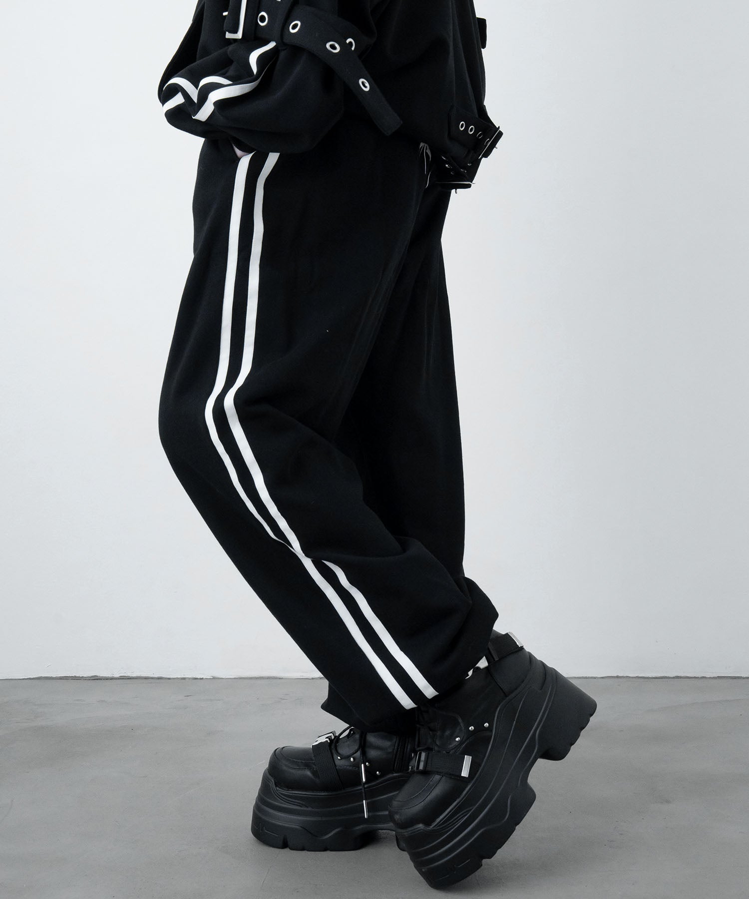 【LAZY SLAY】ラインスウェット