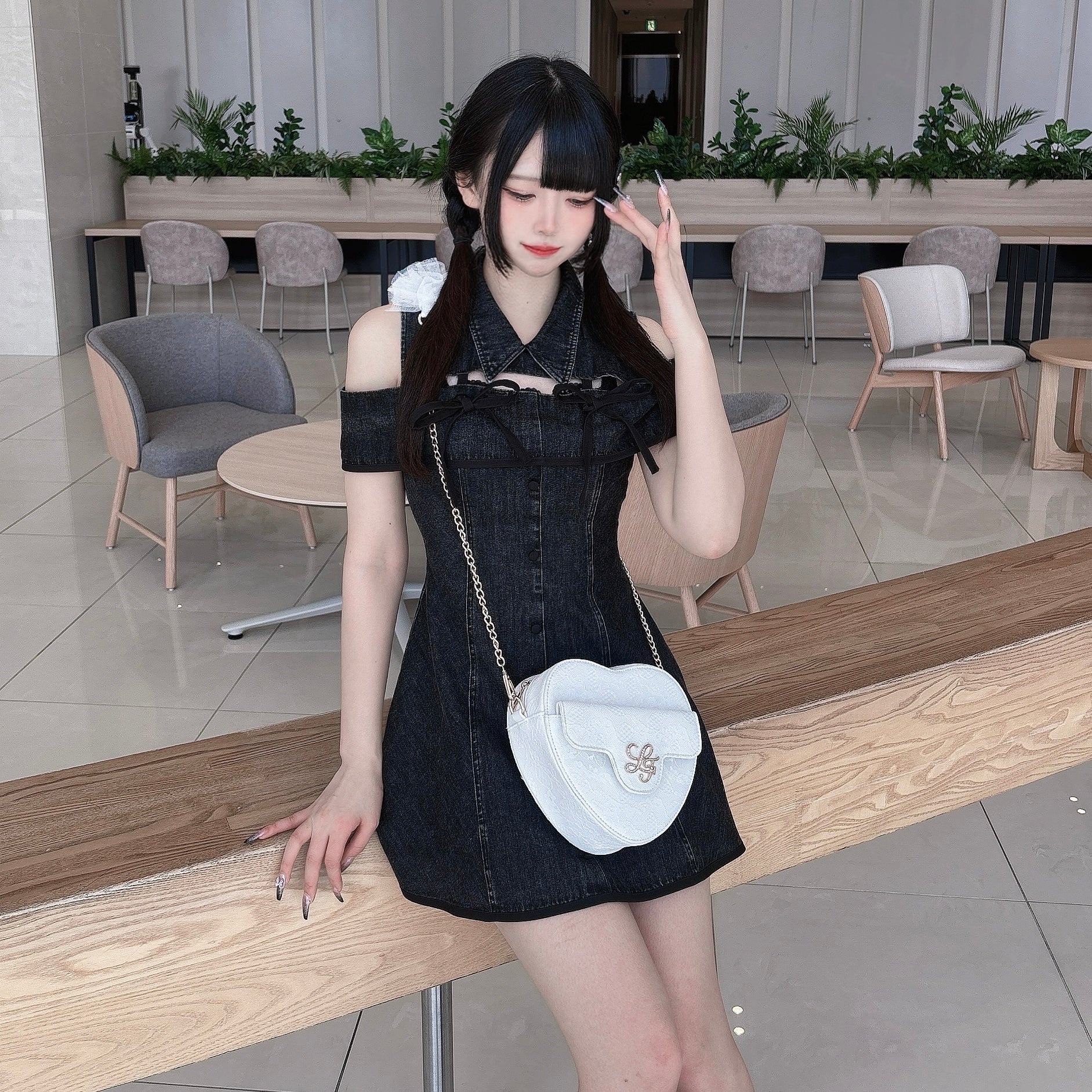 《LAFARY closet》デコルテ開きフレアワンピース