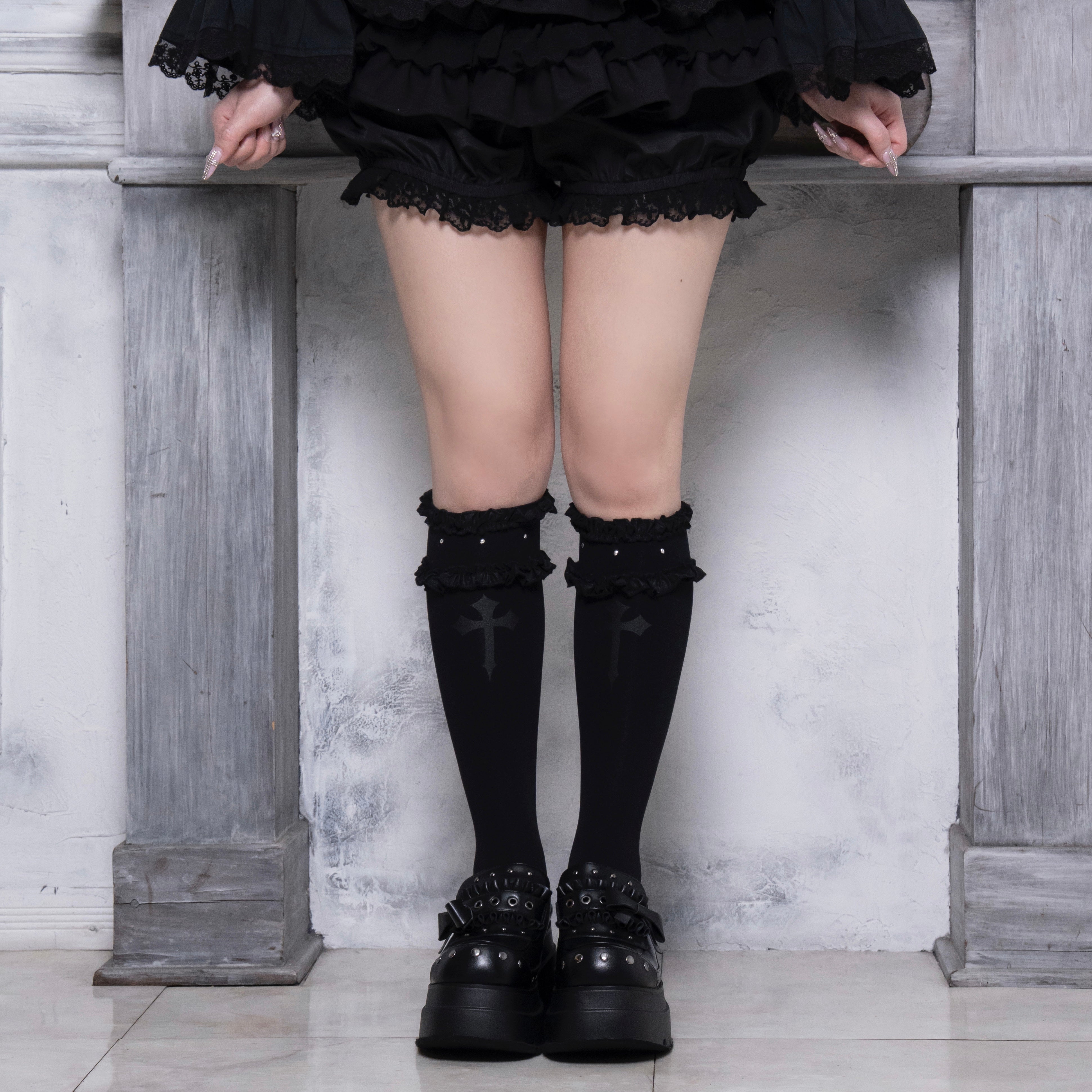 mine》スタッズクロスフリルソックス[ハイ]- LAFARY ONLINE