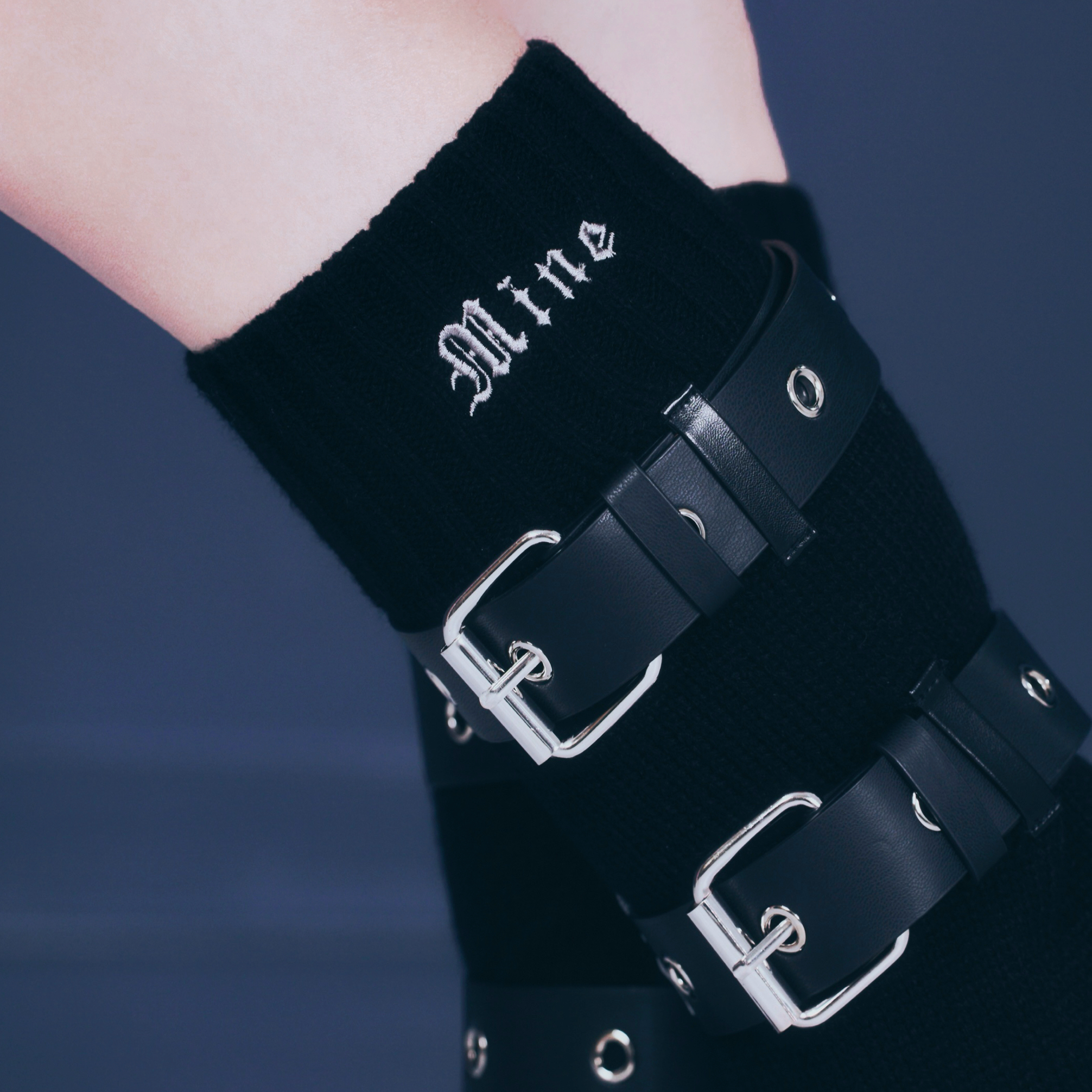 《mine》レザーベルトレッグカバー