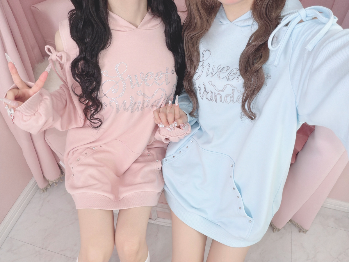 《LAFARY closet》ラインストーンロゴパーカー