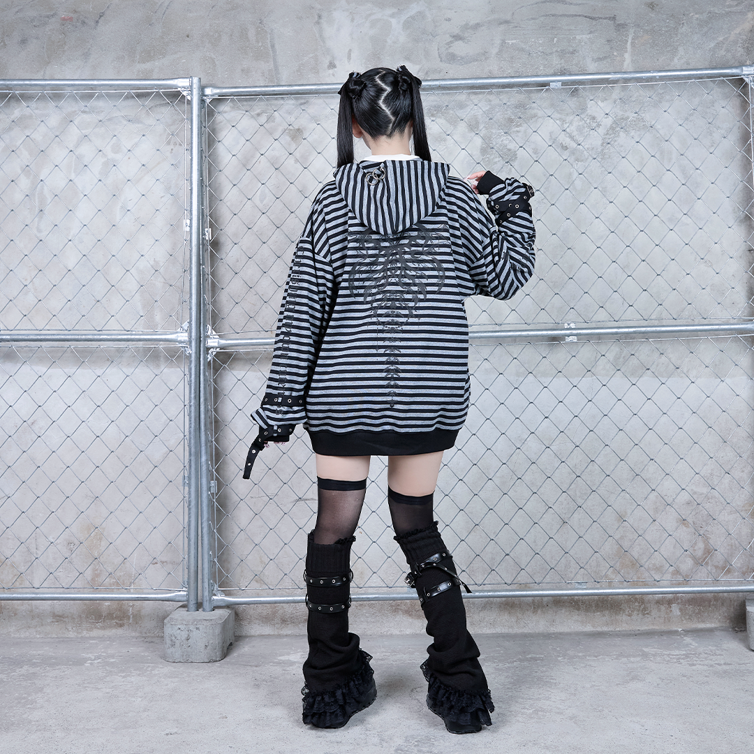 《mine》ゴシックプリントベルトパーカー