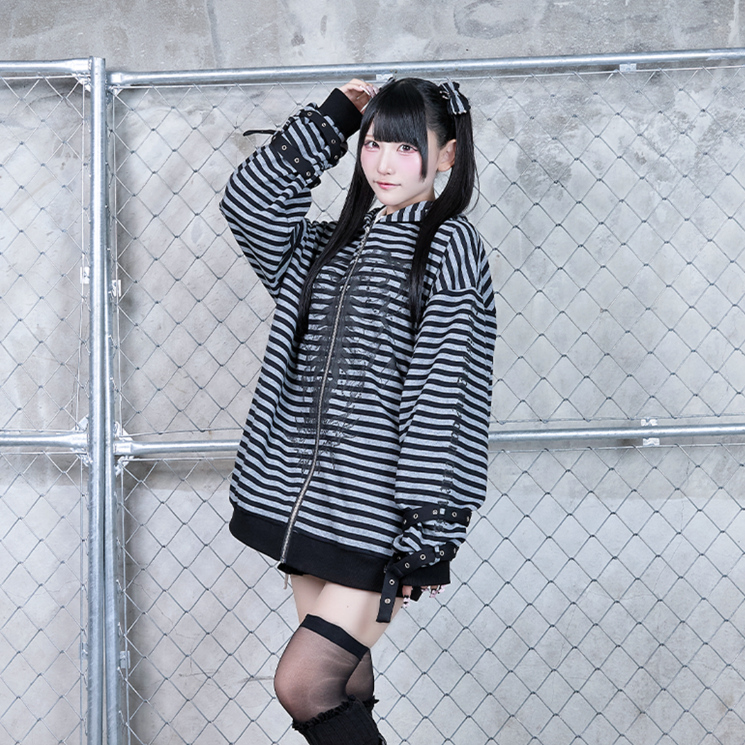 《mine》ゴシックプリントベルトパーカー