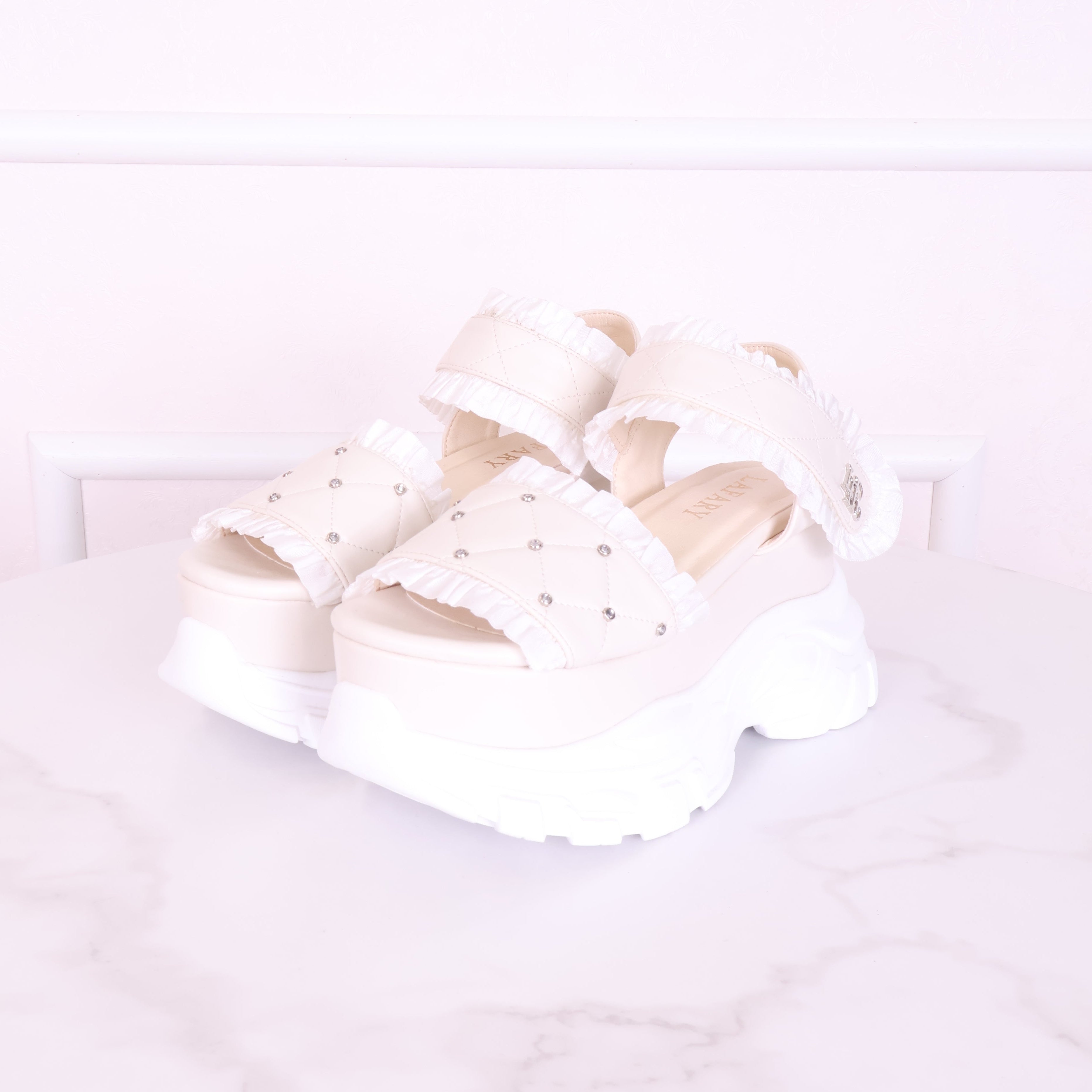 LAFARY ラファリー 厚底 スポーツサンダル フリル キルティング ホワイト LAFARY closet》ロゴキルティングスポサン- LAFARY ONLINE