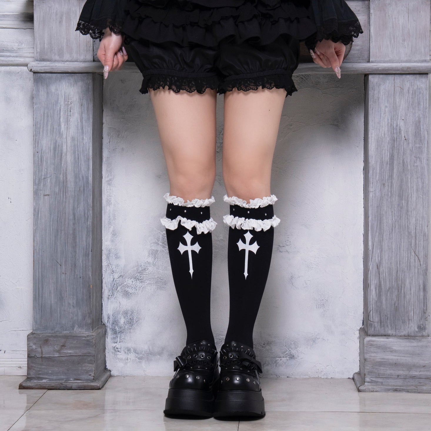 Chronic Tears リップモチーフ ソックス mine》スタッズクロスフリルソックス[ハイ]- LAFARY ONLINE