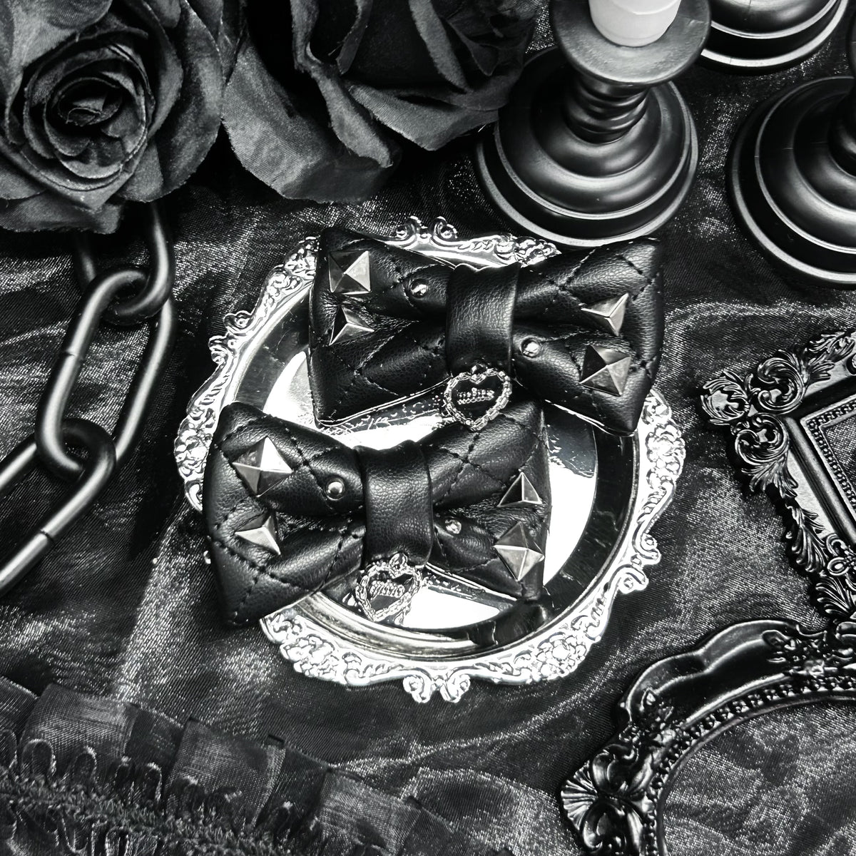 CHANEL 黒 レザー キルティング(ノベルティグッズ)保存袋リボン花、付き mine》キルティングスタッズリボン- LAFARY ONLINE
