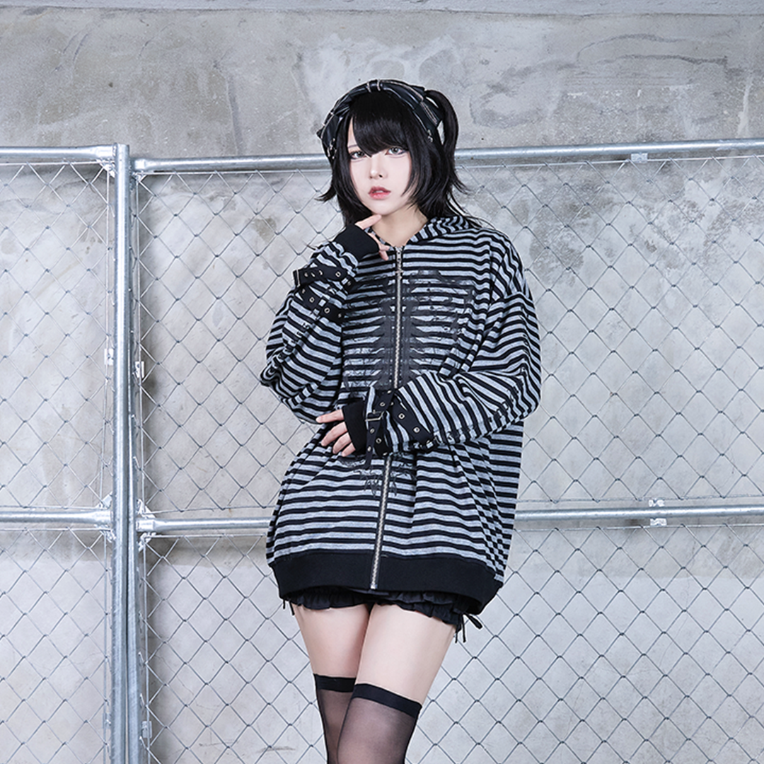 《mine》ゴシックプリントベルトパーカー