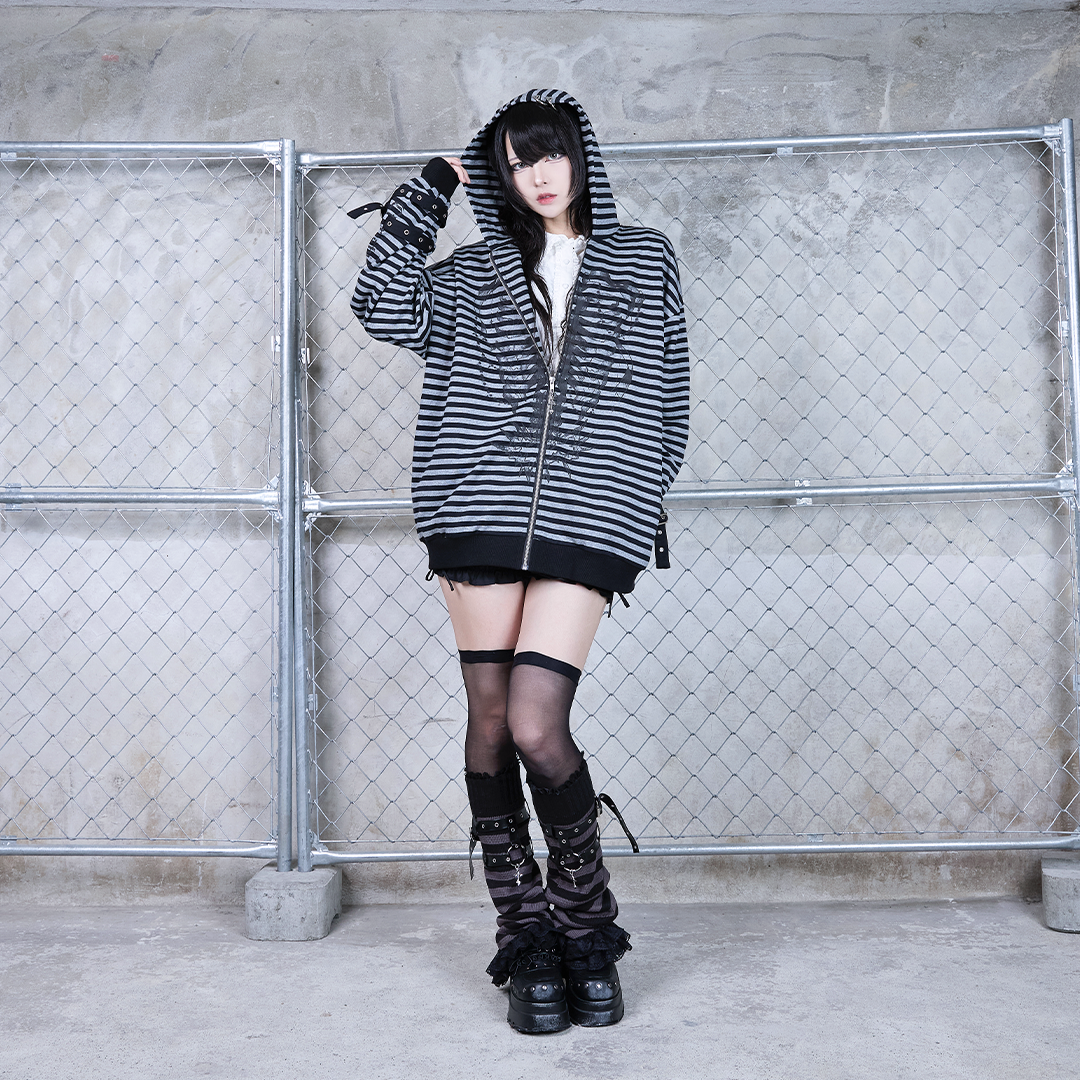 《mine》ゴシックプリントベルトパーカー