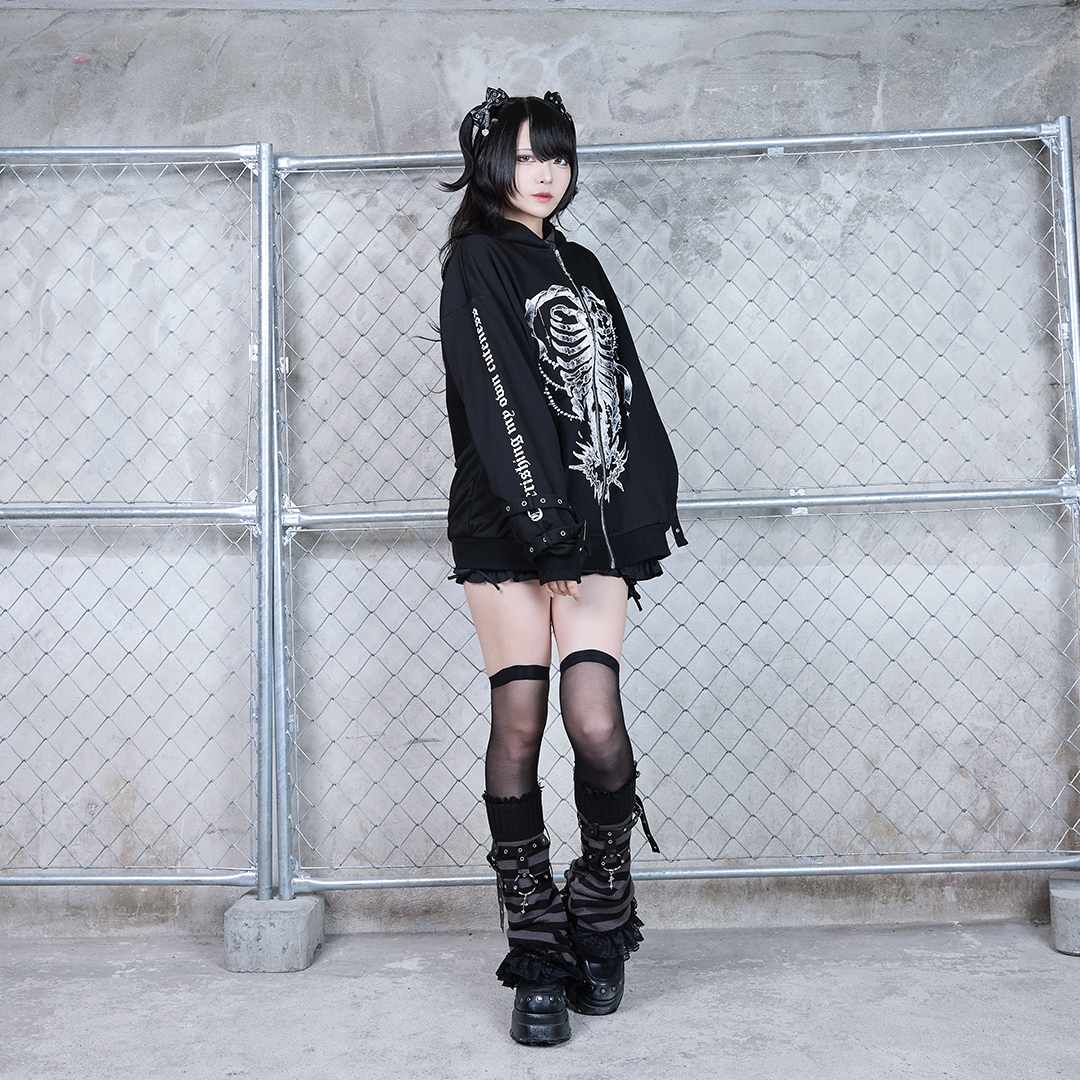 《mine》ゴシックプリントベルトパーカー