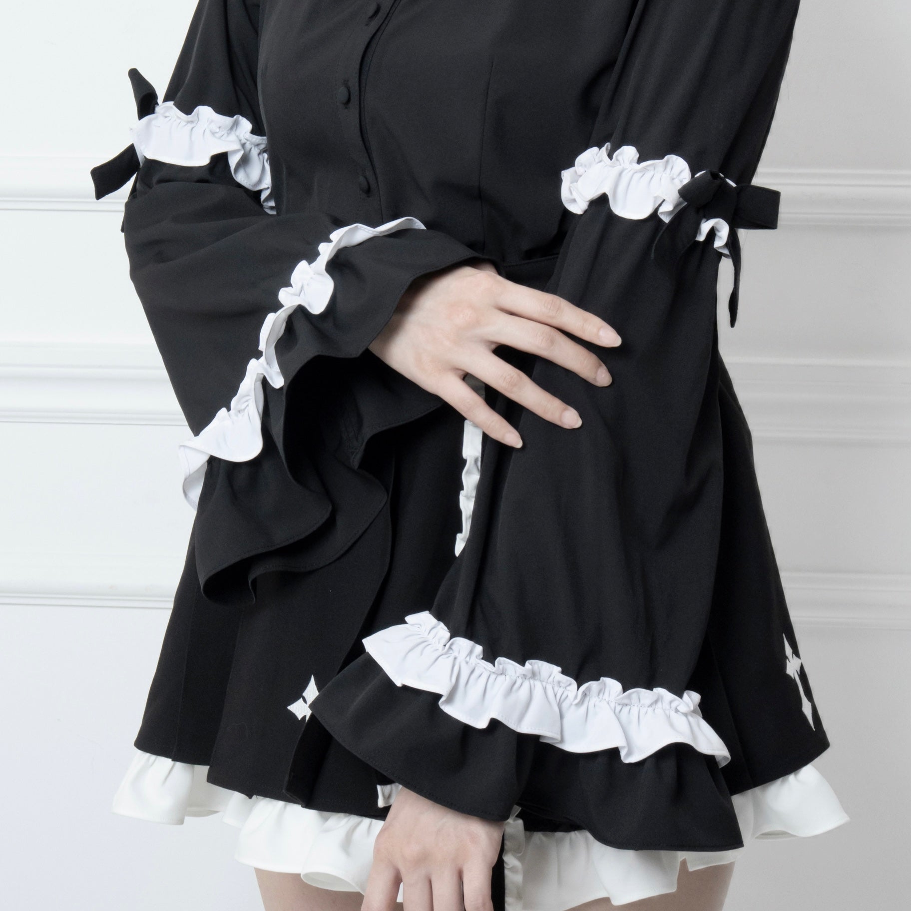 mine》クロス刺繍ベルスリーブブラウス- LAFARY ONLINE