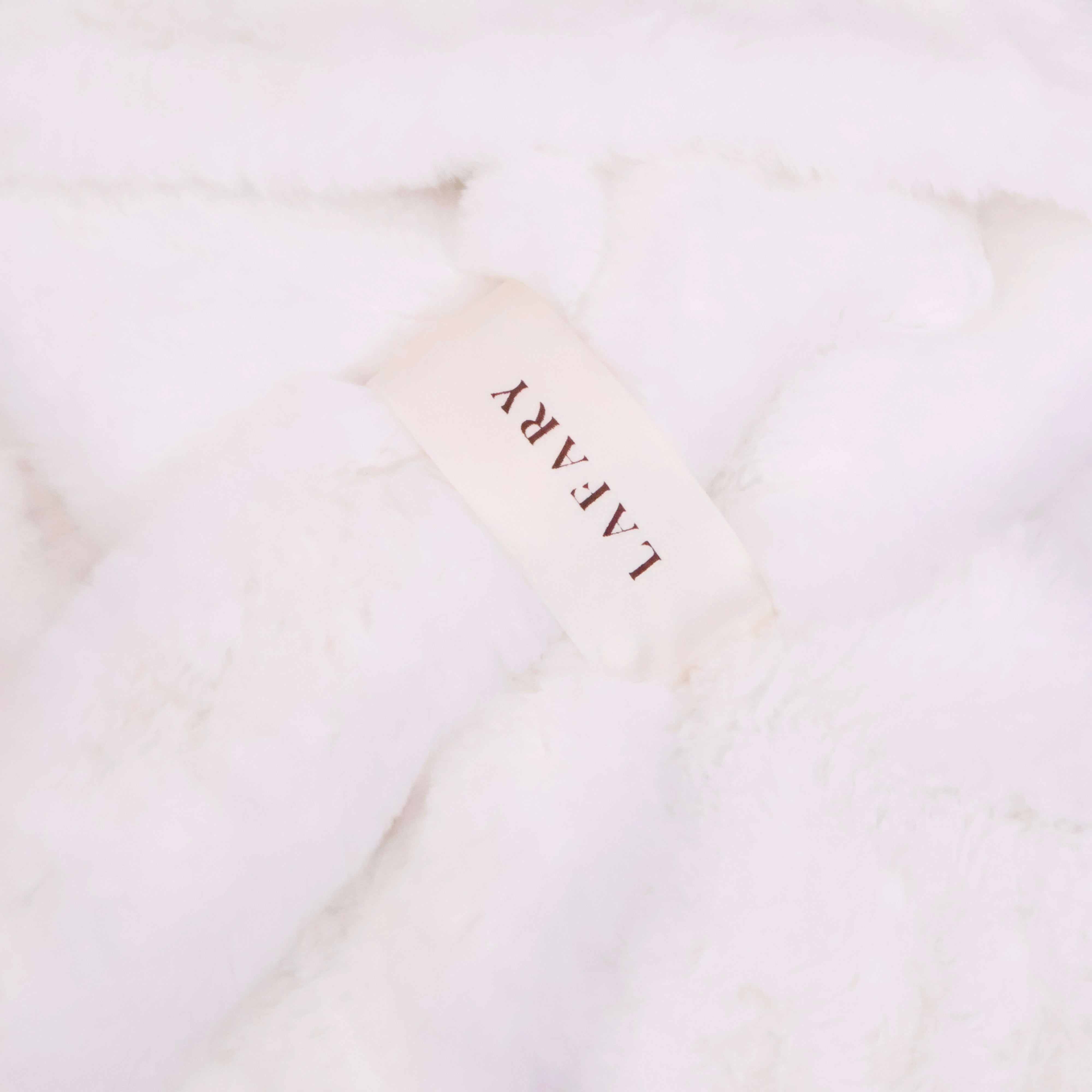 《LAFARY》ブローチ付きファーマフラー