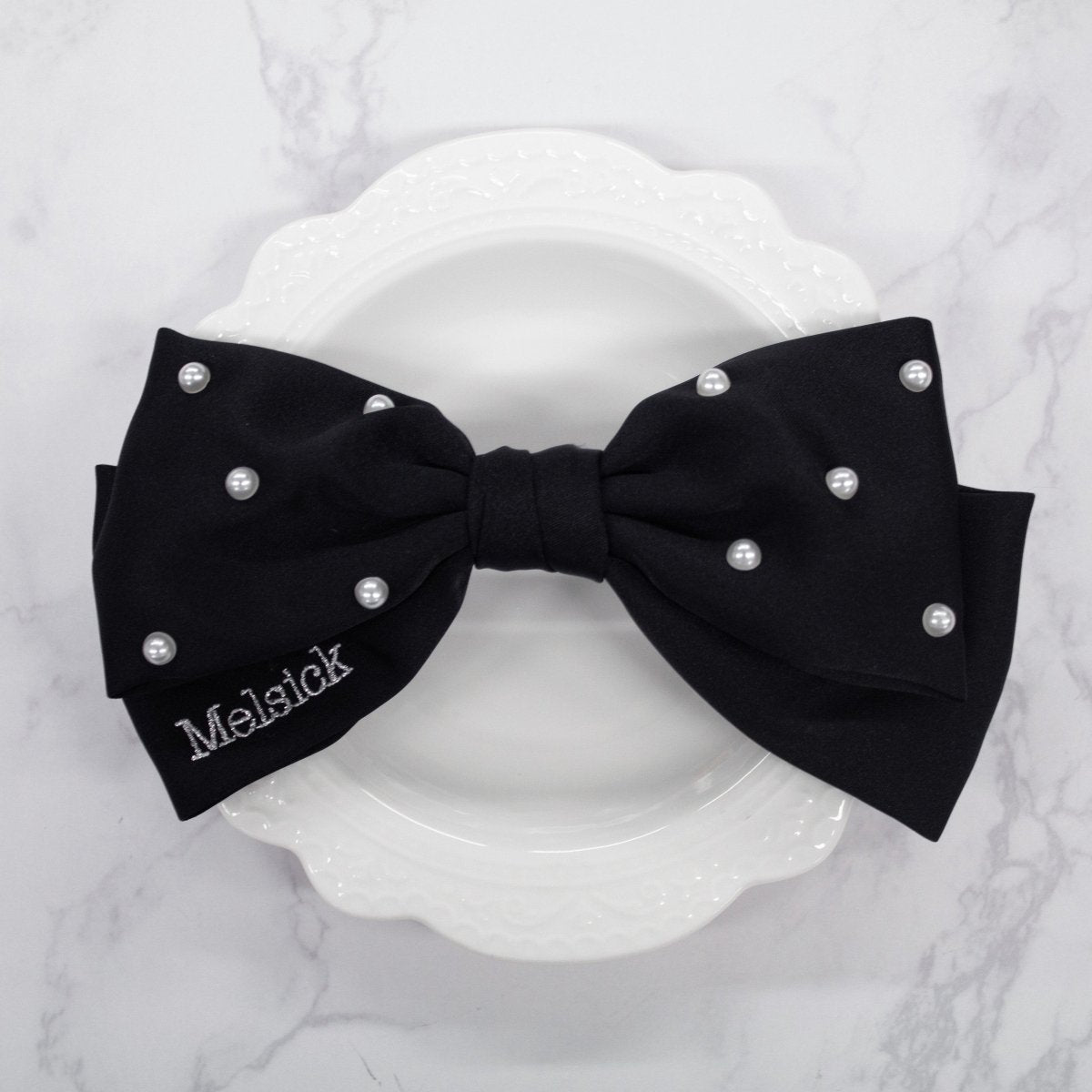 【Melsick】ロゴ刺繍パールリボンバレッタ - LAFARY ONLINE