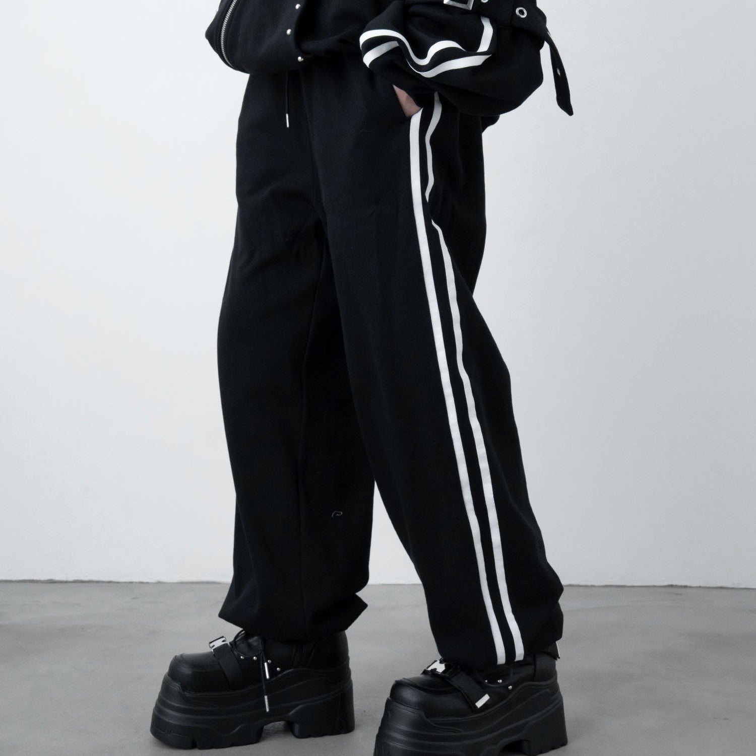 【LAZY SLAY】ラインスウェット