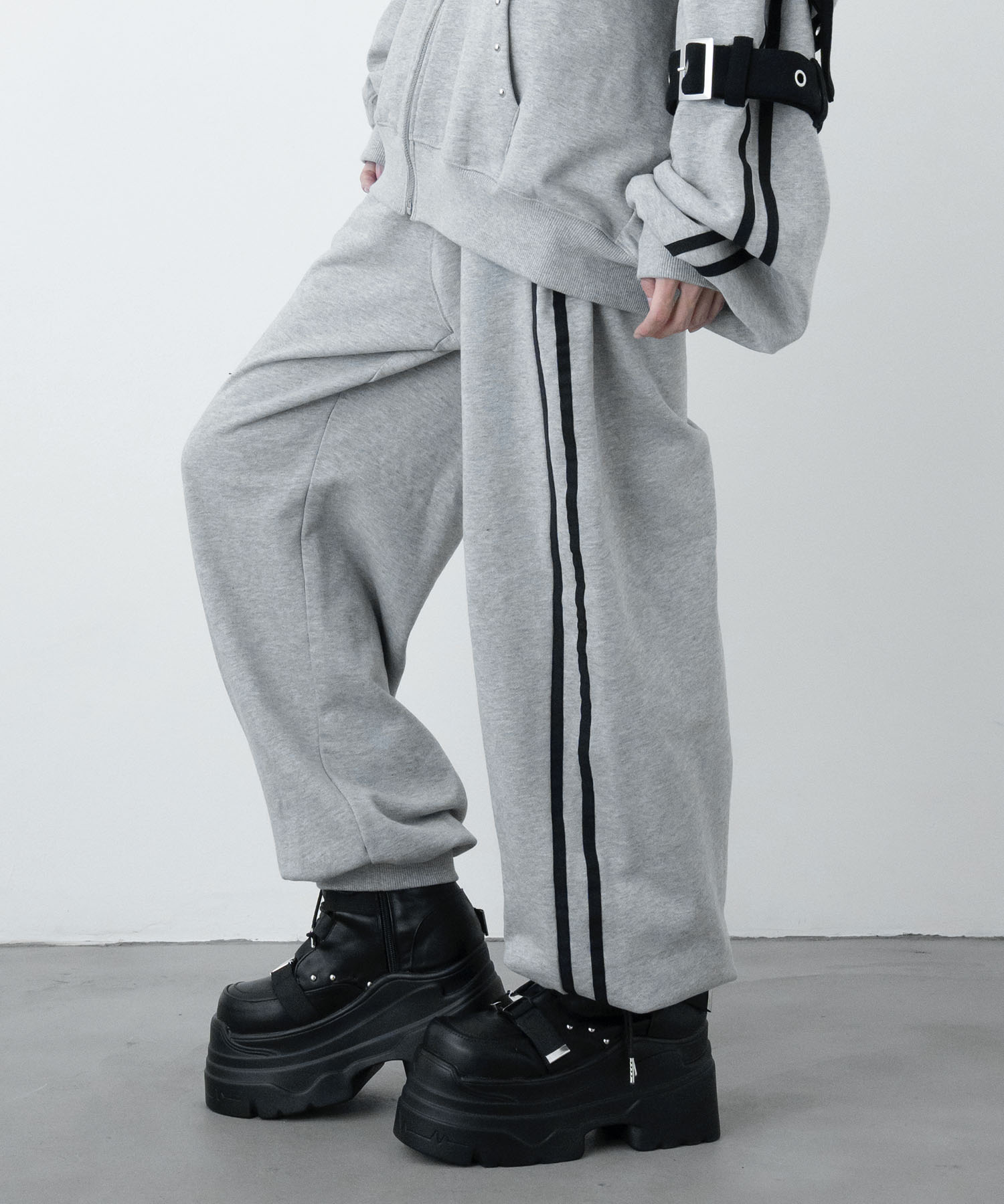 【LAZY SLAY】ラインスウェット