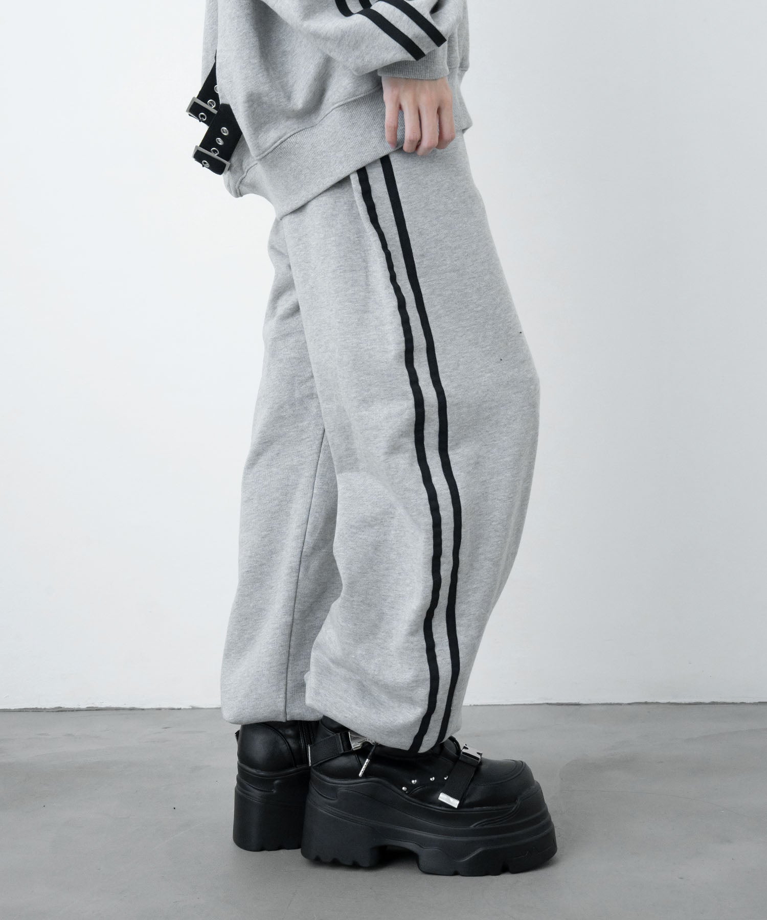 【LAZY SLAY】ラインスウェット